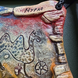 Decorazione Murale in Argilla con Petrogлиfici Fatti a Mano e Cornice in Legno: Talismano Antico per Manifestazione e Ornamento Sospeso per Purificazione Spirituale - Product Image 5