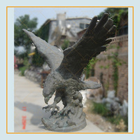 Grande sculpture animalière extérieure en bronze statue d'aigle en bronze à vendre