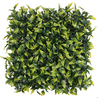 Panneau mural de haie artificielle 50x50cm en herbe verte avec feuilles de buis et fleurs rouges pour la décoration paysagère et commerciale