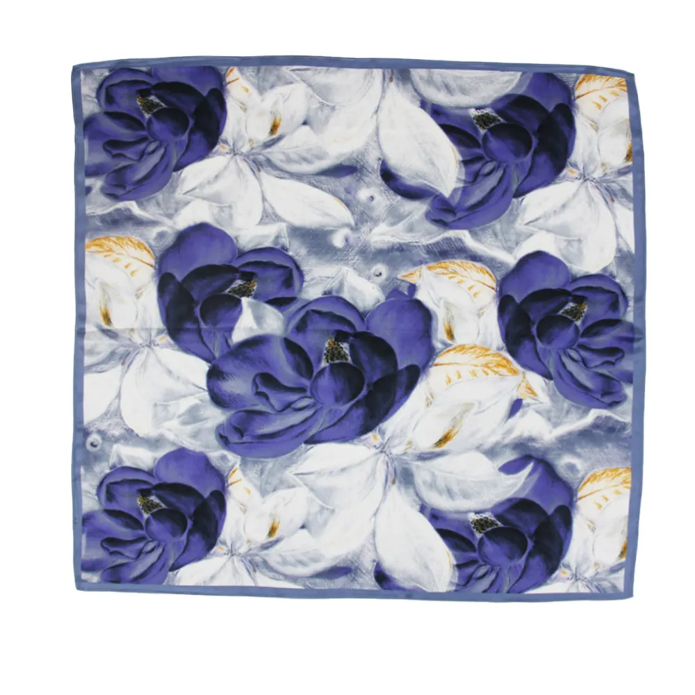 Handbemalte blaue Blumen und weißes Blatt 70 × 70 cm quadratischer Seidenschal