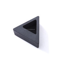 Mini pot de fleurs triangulaire en ciment blanc mat avec trou de drainage, pour mini-plantes de bureau, couleur et logo personnalisables, vente en gros