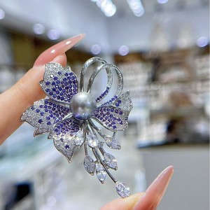 Broche de Perlas de Estilo Étnico de Alta Gama para Mujer, Accesorio de Ropa Lujoso con Diseño de Flor en el Pecho - Product Image 1