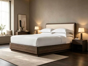 Letto Moderno di Lusso a Piattaforma Bassa con Testiera Imbottita e Cornice, Arredamento Contemporaneo per Camera da Letto - Product Image 1