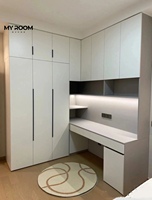 Armoire autoportante pratique et personnalisable, en bois massif, avec rangement classifié pour la zone de dressing de la chambre