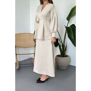 Conjunto de 2 Piezas de Shorts Beige al por Mayor con Detalles de Rosas y Plumas, Largo por Encima de la Rodilla, Corte Holgado y Acampanado - Disponible en Tallas XXS y XS - Product Image 2