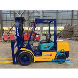 Montacargas KOMATSU FD30 Usado, Fabricado en Japón, Motor Diésel, 15000 kg, TCM Original, Gran Rendimiento, Disponible - Product Image 1