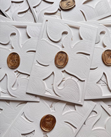 Suite d'invitations de mariage de luxe élégante en carton texturé gaufré avec lettrage en relief, motif floral blanc gravé, et carte RSVP détaillée