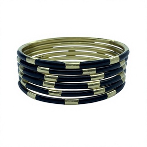 Bracelets sculpturaux en laiton plaqué or et résine, faits à la main, pour femmes, bijoux de mode contemporains pour mariage - Product Image 3
