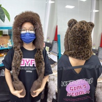 Prix de gros : Chapeau à capuche en peluche fourrée pour adulte, style trapper léopard avec oreilles d'ours, pour femme et fille, chaud pour l'hiver, avec écharpe intégrée