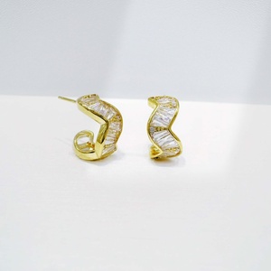 Pendientes de aro de plata 925 con diamantes talla baguette, de lujo, para mujer, estilo occidental, para uso diario, con baño de oro de 14k, geométricos. - Product Image 3