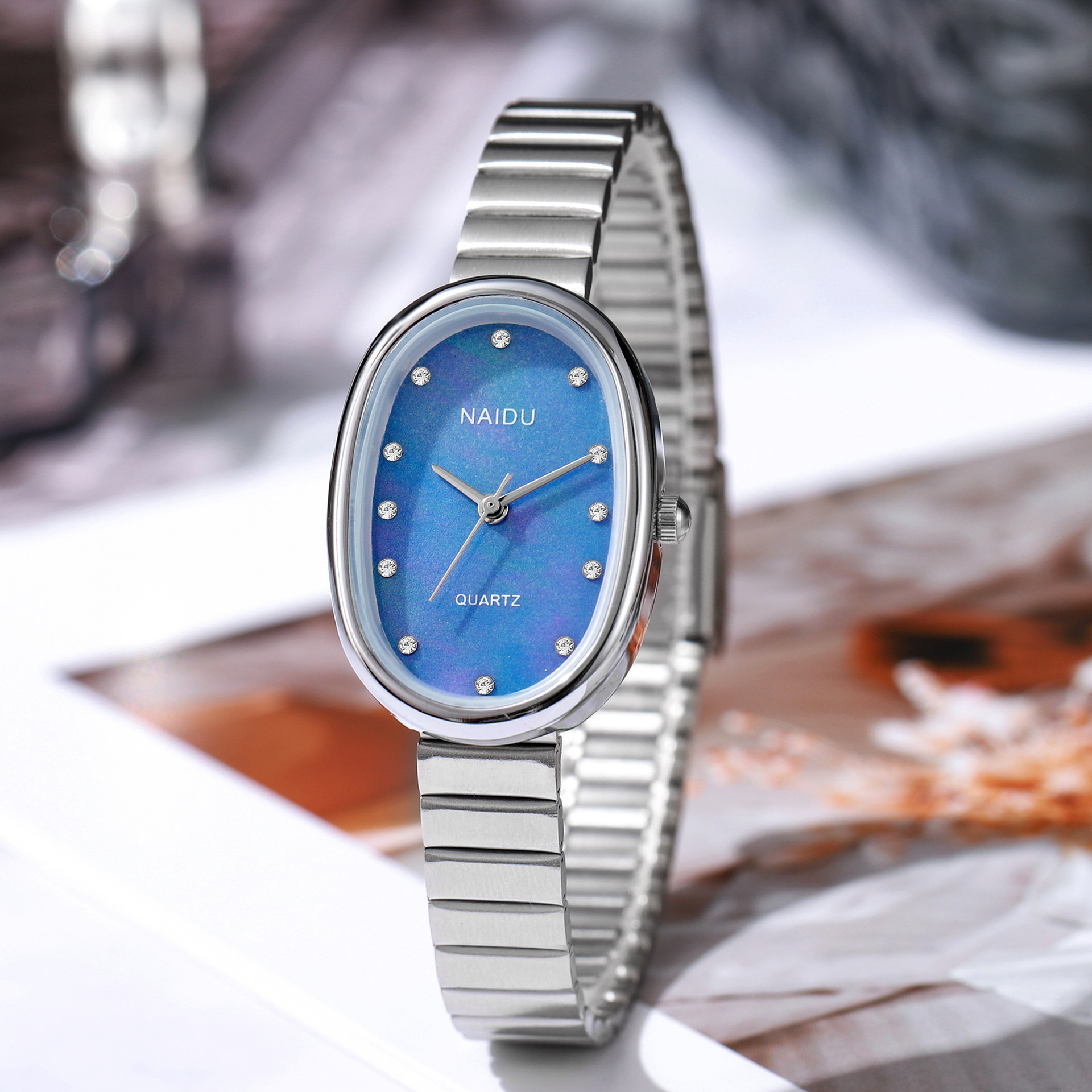 Cara azul con rayas plateadas