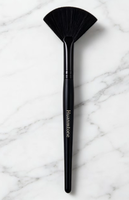 Pinceau de maquillage professionnel en bois en forme d'éventail pour le visage, idéal pour le surligneur, le contour, la poudre et le blush – Outil cosmétique unique pour la beauté