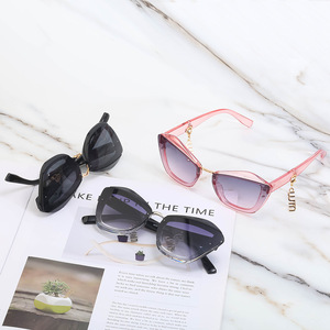 Lunettes de soleil pour femmes de style européen, UV400, monture en PC, œil de chat, tendance, design à la mode, noir et rose - Product Image 1