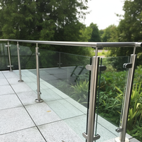 Balustrade de balcon en verre trempé au design moderne BOSI avec colonne en acier inoxydable finition satinée, hauteur réglable, montage sur terrasse