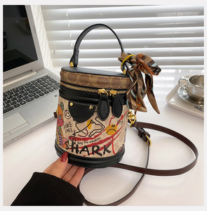 <strong>Hot</strong> Sell <strong>pink</strong> Little Bear Pu Leather Personality Graffiti Handbag Bucket <strong>Bag</strong> and Purse with Scarves - Product Image 3