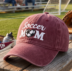Gorra de 6 Paneles Negra Lavada con Bordado Blanco de Corazón 'Mamá Futbolista' para Mamá Deportista - Product Image 2