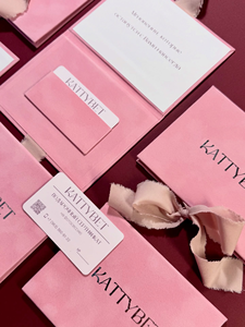 Porte-cartes de visite personnalisé en velours rose, style livre d'invitation de mariage, avec ruban en soie et logo en feuille d'argent, pour emballage de bons cadeaux - Product Image 1