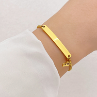 Bracelet personnalisable en acier inoxydable plaqué or 18 carats avec chaîne réglable, motif étoile, couronne, papillon et barre vierge gravable – Cadeau bijou