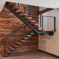 Escalier en bois à poutre centrale unique avec garde-corps en câble d'acier carbone noir et marches en bois massif pour villa intérieure