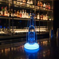 Étagère de présentation de bouteilles en acrylique portable fabriquée à la main en Chine avec base lumineuse LED, forme personnalisée