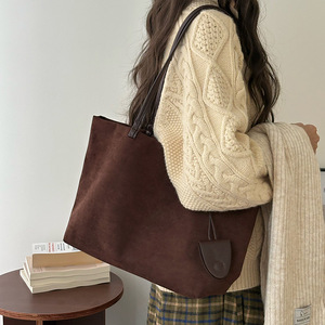 กระเป๋าโท้ทหนังกลับสำหรับผู้หญิง สีน้ำตาลกาแฟ หัวเข็มขัดแม่เหล็ก กระเป๋าสะพายสำหรับเดินทางทุกวัน ความจุขนาดใหญ่ สีพื้น - Product Image 3