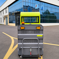 Machine de nettoyage multifonctionnelle pour sols, avec propulsion par batterie, pour les parcs de stationnement, les usines, les fabricants