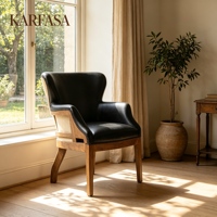 Fauteuil d'appoint moderne du milieu du siècle en cuir avec dossier haut, garniture cloutée, structure en bois et panneau latéral en rotin pour salon et bureau à domicile