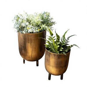 Pots et jardinières en fer doré fonctionnels et décoratifs avec support - Contenants de jardin écologiques et durables pour l'intérieur et l'extérieur - Product Image 1