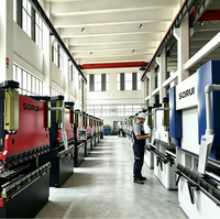 Presse CNC synchronisée entièrement automatique SRP3013 300KN 1300mm avec moteur servo 17KW contrôlé par PLC pour aluminium, acier et acier inoxydable