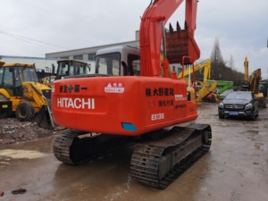 Excavadora roja Hitachi EX135 con cucharón para uso en construcción - Product Image 2