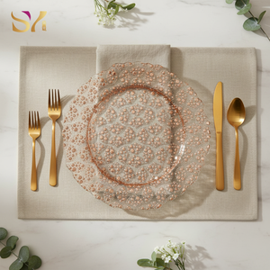 Assiette de présentation de luxe en <span class=keywords><strong>verre</strong></span> transparent gaufré de 13 pouces avec dentelle perlée dorée pour mariages, hôtels et événements - Product Image 5