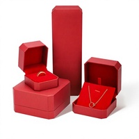 Boîte à bijoux octogonale en papier rouge avec doublure en velours, logo personnalisé, faible MOQ, emballage cadeau en gros pour bagues, bracelets, colliers