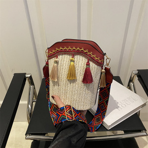 <span class=keywords><strong>Sac</strong></span> de style ethnique tissé d'<span class=keywords><strong>herbe</strong></span> pour l'été des femmes nouveau <span class=keywords><strong>sac</strong></span> à bandoulière unique tissé à pompon décontracté - Product Image 1