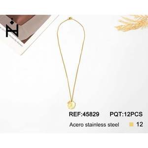 Collana con Ciondolo Lettera Q in Acciaio Inossidabile Placcato Oro 1,9 Cm, Gioiello Unisex alla Moda, Regalo Trendy - Product Image 2