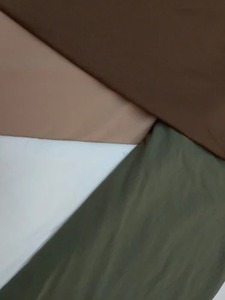 Tissu en coton doux très demandé, textile naturel respirant pour vêtements d'été et mode quotidienne, disponible à la vente - Product Image 2
