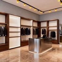 Porte-vêtements mural en bois grainé avec cadre doré, présentoir de vêtements avec rangement, stand de présentation pour magasin de détail commercial, présentoir métallique pour boutique