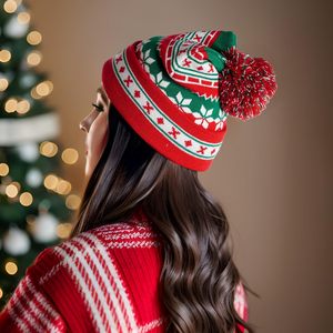 Bonnet de Noël en peluche rouge personnalisé avec logo, unisexe, pour enfants, en polyester, vierge, ajustable, en polaire épaisse et douce, pour fêtes de Noël - Product Image 2