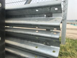 Barrière de sécurité routière pour autoroute, conception personnalisée de haute qualité, poutre en W, réflecteur de qualité diamant, conforme à la norme ASTM M50 pour les impacts - Product Image 1