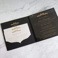 Chic personalizado negro Bi-fold Tapa dura folleto invitaciones de boda con lámina de oro acrílico transparente blanco RSVP tarjetas de bolsillo