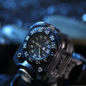 Luce LED da Polso Ricaricabile per Esterni, Torcia Multifunzionale Impermeabile Portatile, Orologio con Illuminazione Notturna per Corsa - Product Image 4