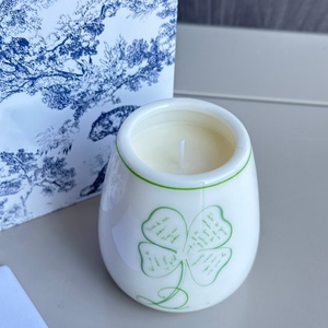 Vela de Soya con Diseño de Trébol de Cuatro Hojas en Vaso de Porcelana Fina Blanca - Product Image 2