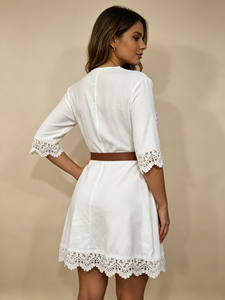 Mini robe blanche à bordure en dentelle, col en v, manches 3/4, coupe ample, style bohème, avec ceinture, tunique de plage décontractée pour femmes - Product Image 3