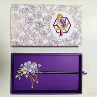 Boîte cadeau de luxe pour épingles à cheveux rigides carrées imprimées quatre couleurs motif rose, avec logo personnalisé en feuille d'or