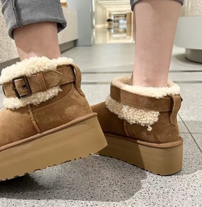 รองเท้าบูทหิมะ UGG แบบหนาพิเศษ พร้อมซับในเพิ่มความอบอุ่นและความสบาย  ตกแต่งด้วยโลหะและขนแกะ  สำหรับผู้หญิง  แบบสั้น  บุด้วยผ้าฝ้าย - Product Image 5