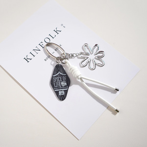 Porte-clés créatif DIY en acrylique en forme de fleur creuse, pendentif personnalisé pour sac, porte-clés tendance, cadeau pour couples et meilleurs amis - Product Image 1