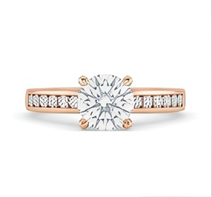 Bague en or rose 14 carats avec diamant solitaire rond de 2,00 carats et pierres latérales, certifiée IGI, cultivée en laboratoire, style tendance pour femme - Product Image 1