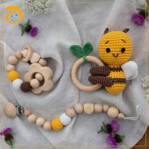 Set di 3 Sonagli a Forma di Ape per Neonati, <span class=keywords><strong>Regalo</strong></span> per Baby Shower, Set di Sonagli all'Uncinetto con Clip per <span class=keywords><strong>Ciuccio</strong></span> e Massaggiagengive in Legno Fatto a Mano - Product Image 2