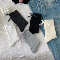 Chaussettes mi-mollet en coton/élasthanne tricotées, style printemps tendance, douces et confortables pour femmes, avec logo intégré, vente en gros directe usine