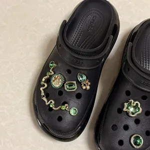 Caja de Regalo Personalizada, Cadena de Metal de Lujo con Forma de Serpiente, Adornos para Zapatos con Gemas de Esmeralda Verde y Diamantes de Imitación, Decoraciones para Zuecos al por Mayor - Product Image 4