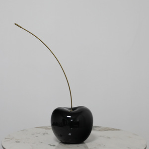 Ornement en résine brillante en forme de cerise, sculpture de fruit de luxe léger, décoration de bureau moderne pour salon, artisanat d'intérieur moderne - Product Image 4